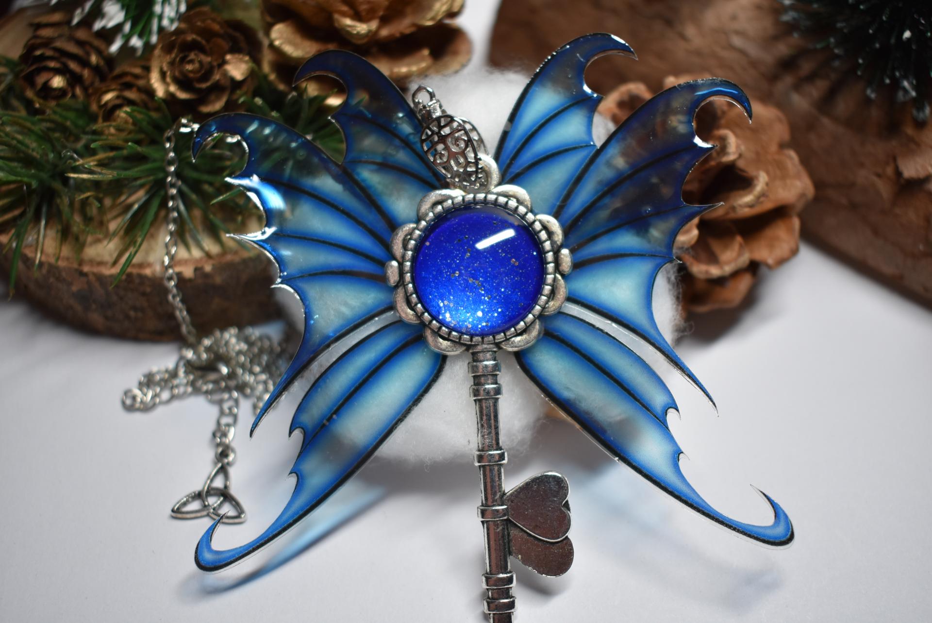 Collier acier inox cle fleur ailes de dragon bleues dubheassa 2