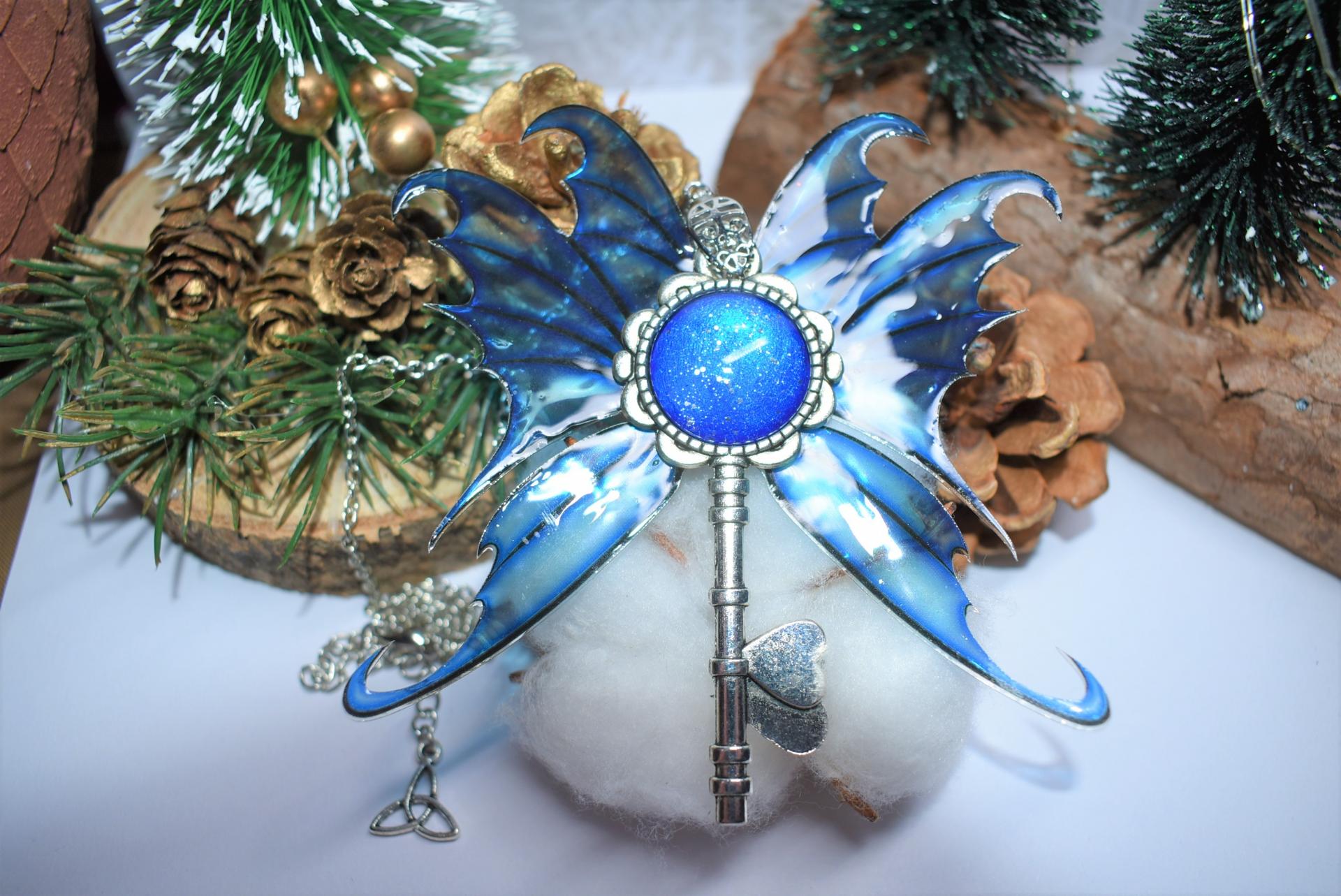 Collier acier inox cle fleur ailes de dragon bleues dubheassa 3